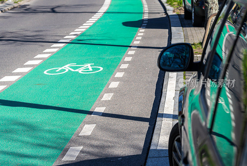 城市道路上绿色自行车道的高角度视图