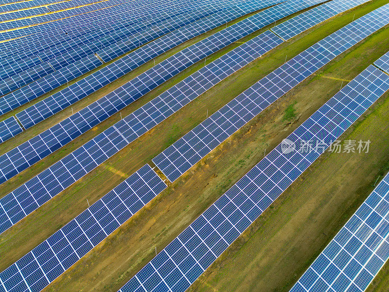 绿色场地上的太阳能电池板鸟瞰图