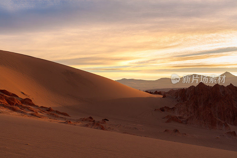 在智利阿塔卡马沙漠的圣佩德罗德阿塔卡马附近的山谷，日出照亮了盐层和沙丘