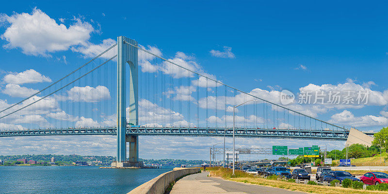 维拉萨诺-纳罗斯大桥、海滨大道、贝尔特公园大道和纽约港，美国纽约市。