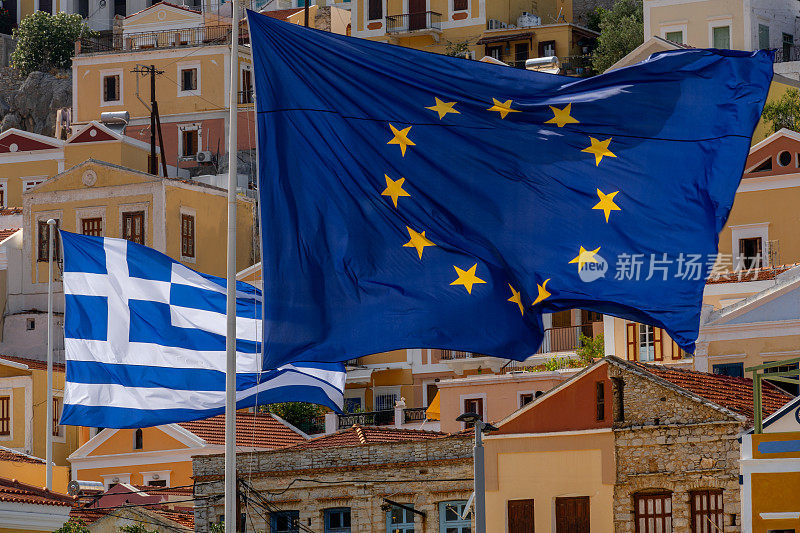 希腊和欧盟的旗帜在西米岛飘扬。