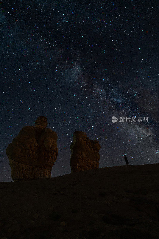 一个人在有仙女烟囱的黑暗区域观看流星雨