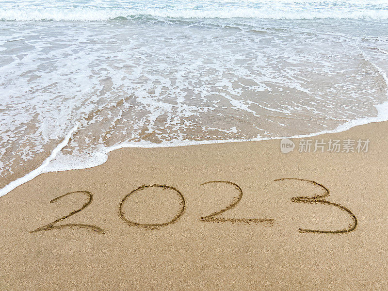 2023年结束。2023年在沙滩上，在海滩上有海浪