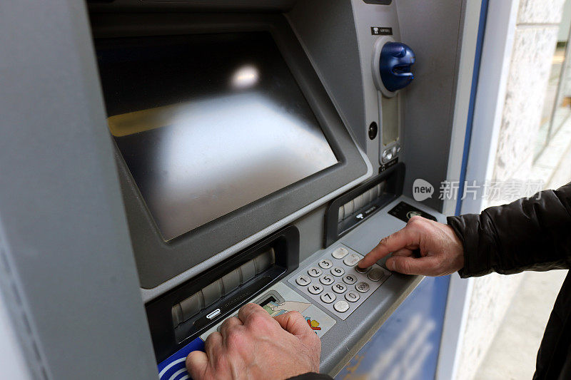 银行顾客使用自动柜员机键盘时的手和手指