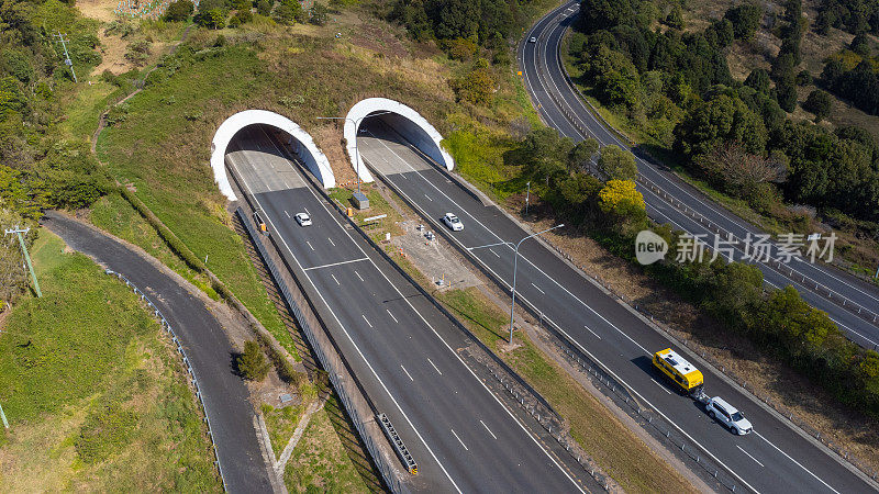 高速公路上的两条隧道