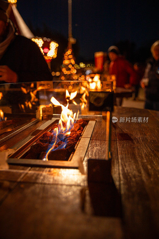 圣诞市场火坑与舒适的冬季气氛在巴多利诺湖加尔达冬季庆祝节日