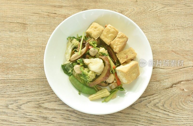 清炒青菜片、青豆花椰菜、草菇一对、豆腐块、素菜