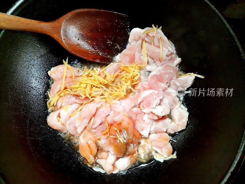 炒菜炒鸡和姜丝――食物准备。