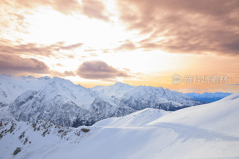 全景冬季景观阿尔卑斯山峰。在滑雪胜地的顶端。享受日落阳光滑雪胜地。粉雪雪山白云石超级滑雪场。滑雪胜地。塞拉隆达，意大利，欧洲