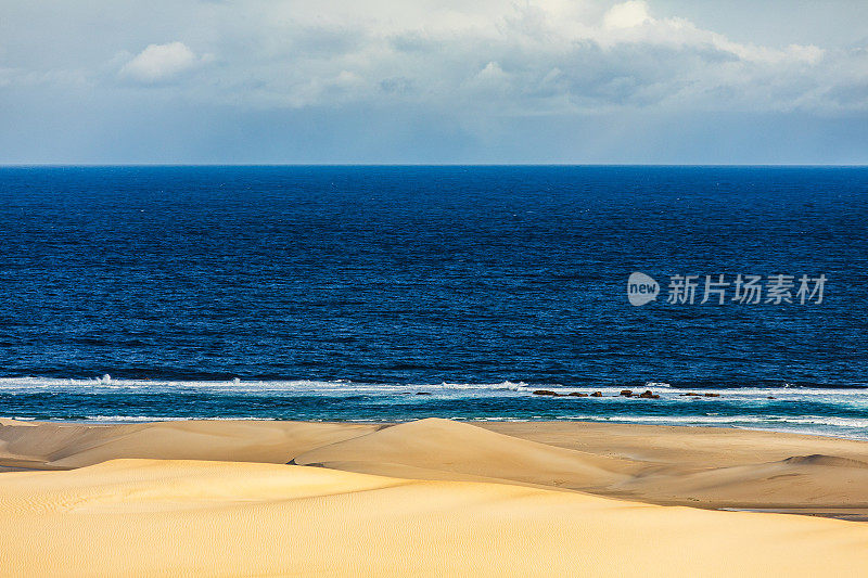 干旱干旱的沙漠景观是沙丘与海洋交汇的地方