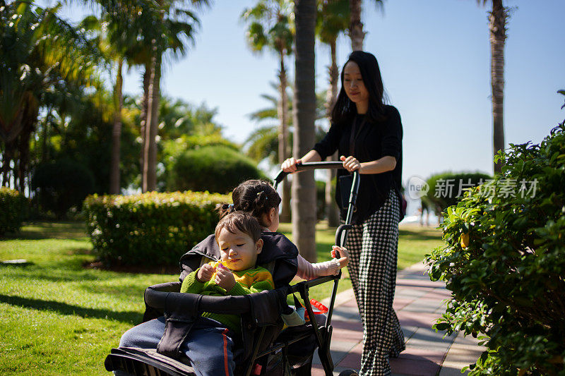 推着孩子婴儿车的妇女