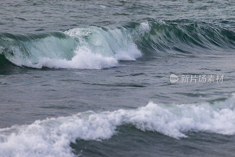 日落时海上的大浪。