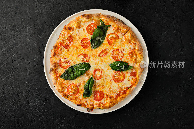 Topview的奶酪番茄披萨照片