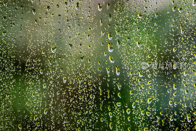 雨打在窗户上