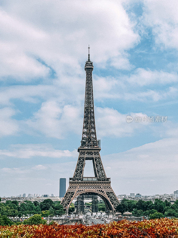 巴黎多云的夏日，埃菲尔铁塔的远摄照片