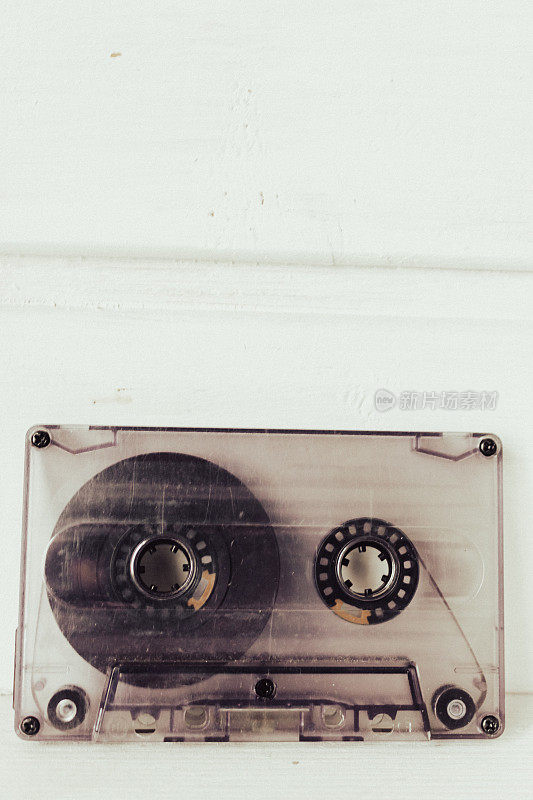 白色背景的旧录音带。复古的音频格式。盒式磁带。90年代的怀旧概念。老式的生活方式。档案对象。模拟记录设备。复古音乐存储。