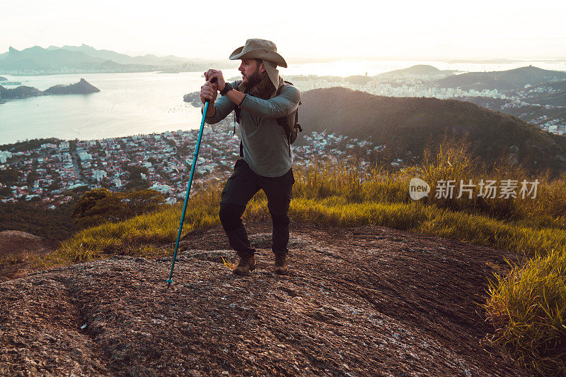 英俊的年轻人徒步旅行