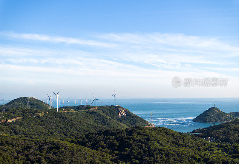 海边山顶上的风力发电场