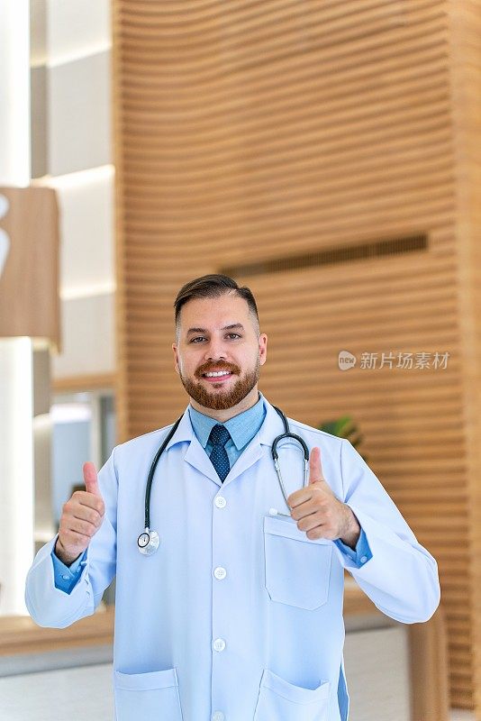 自信的专业人士:男医生在头像上竖起大拇指