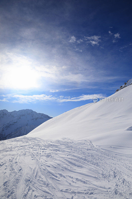 粉雪。完美的滑雪斜坡。山顶的高山景观。阳光明媚的滑雪胜地谷加迪纳雪山白云石超级滑雪区。滑雪胜地。意大利、欧洲。