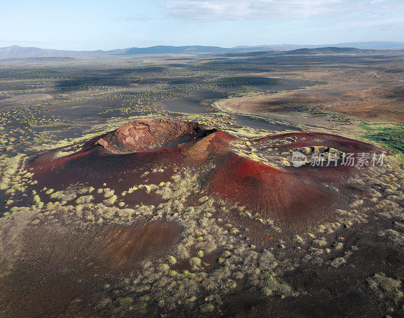 冰岛的红色陨石坑