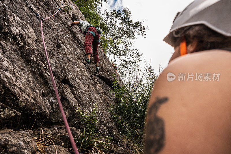 女登山者爬山