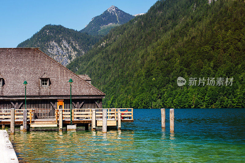 湖上有老木结构建筑的码头