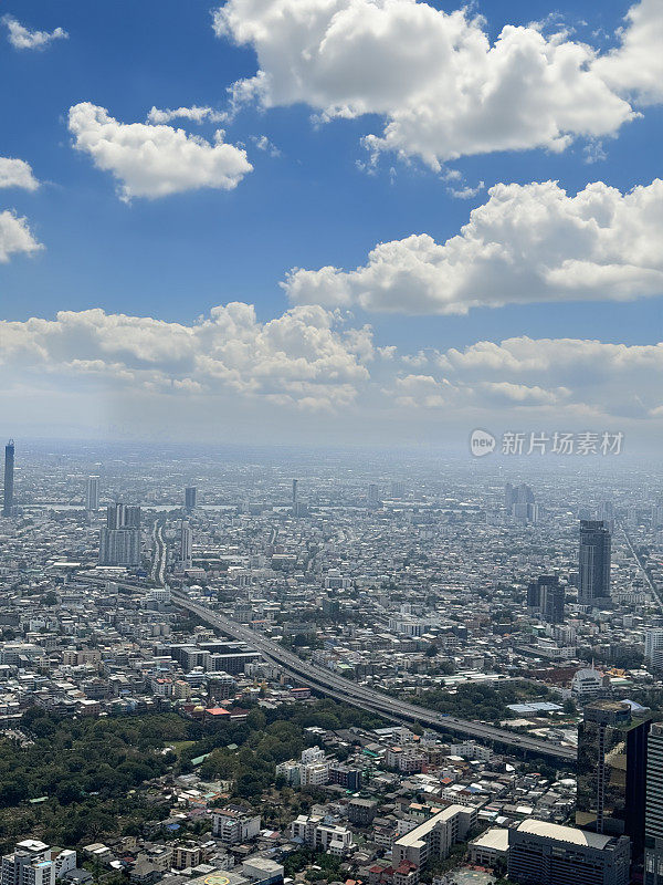 素坤逸市区，曼谷市中心，泰国城市景观摩天大楼天际线视图，高速公路，线性城市化，阳光明媚的蓝天与蓬松的白云，高架视图