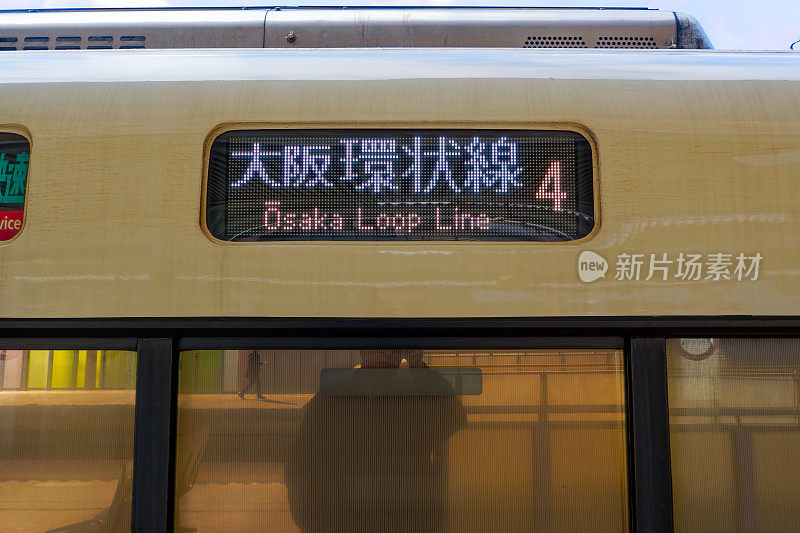 摄影师在东京大都市火车站拍摄的火车外景。