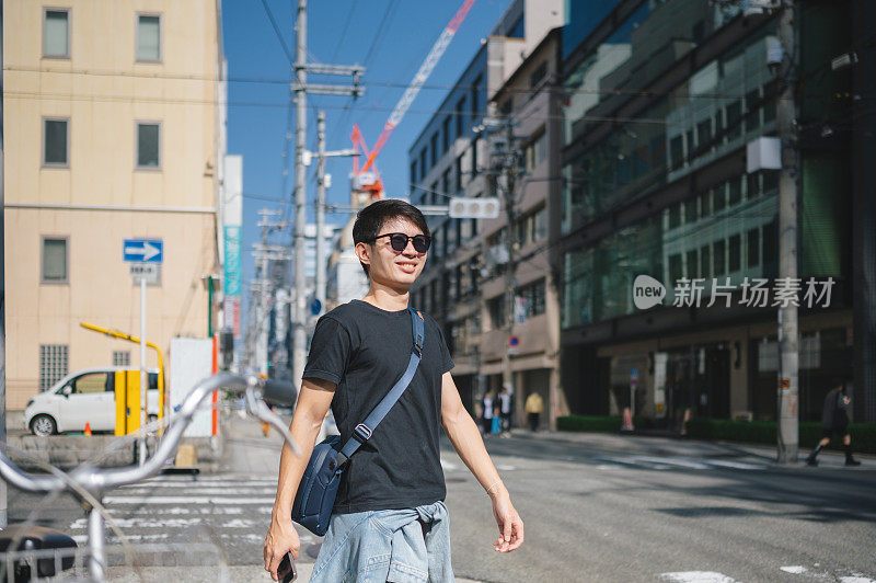 11月，亚洲Z世代男性独自一人在日本大阪旅行
