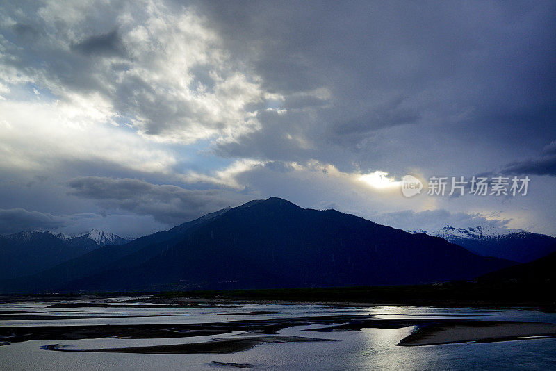 中国西藏自治区米林雅鲁藏布江(湄公河)流域的日落。