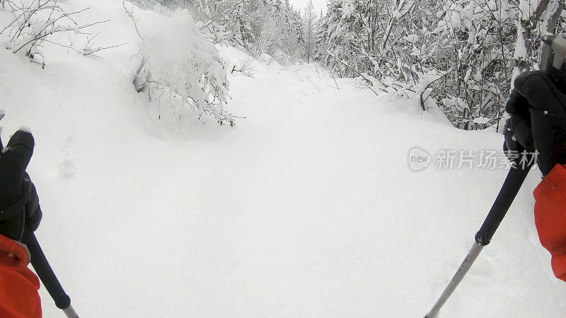 第一人称视角POV背国家滑雪下山高山斜坡