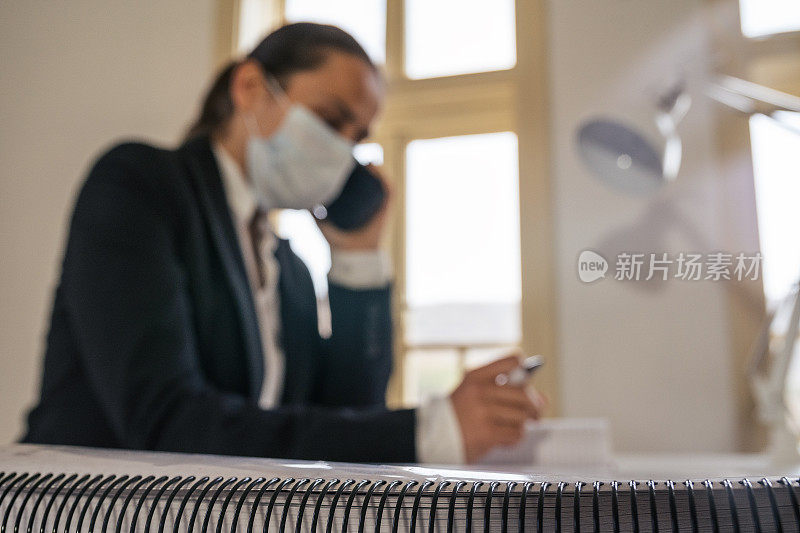 在新冠肺炎大流行期间经济不确定的情况下，年轻女企业家在家工作。自由职业者与管理服务建立新的业务战略。