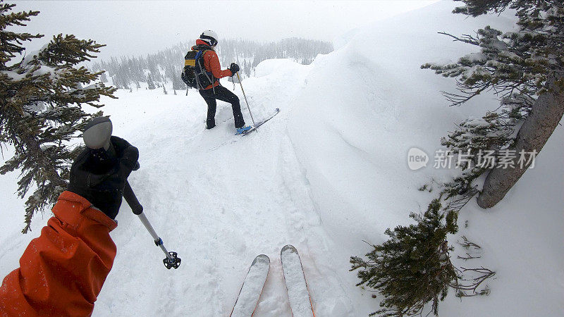 偏远地区的滑雪者下山