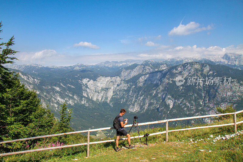 摄影师在朱利安阿尔卑斯山附近的沃格尔滑雪胜地，特里格拉夫国家公园，戈伦伊斯卡，斯洛文尼亚