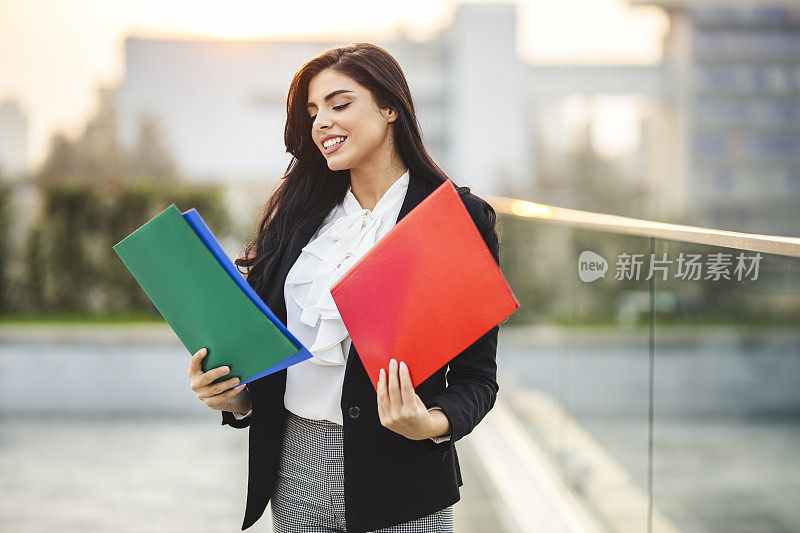 女商人拿着五颜六色的文件