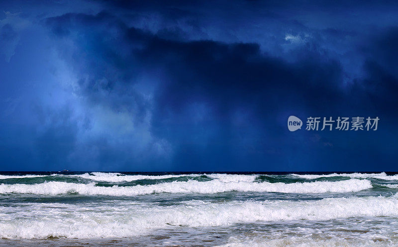 可怕的海景和暴风雨天的海浪