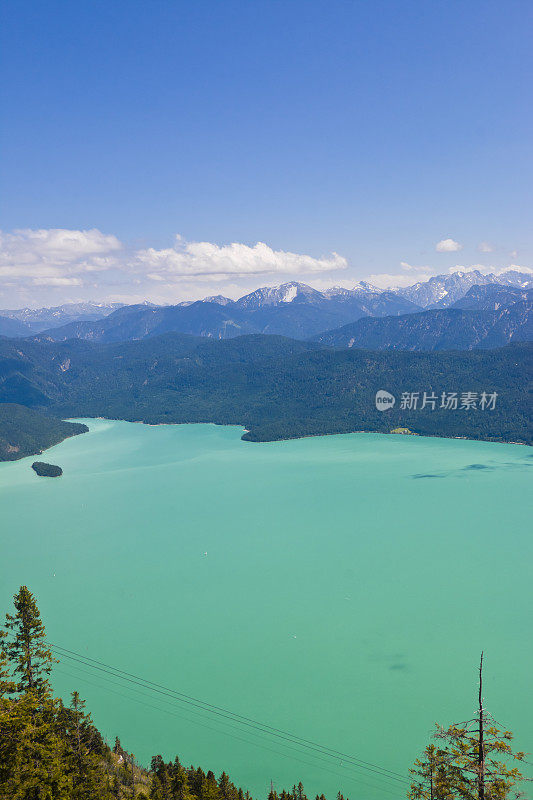 Walchensee湖与阿尔卑斯山的背景