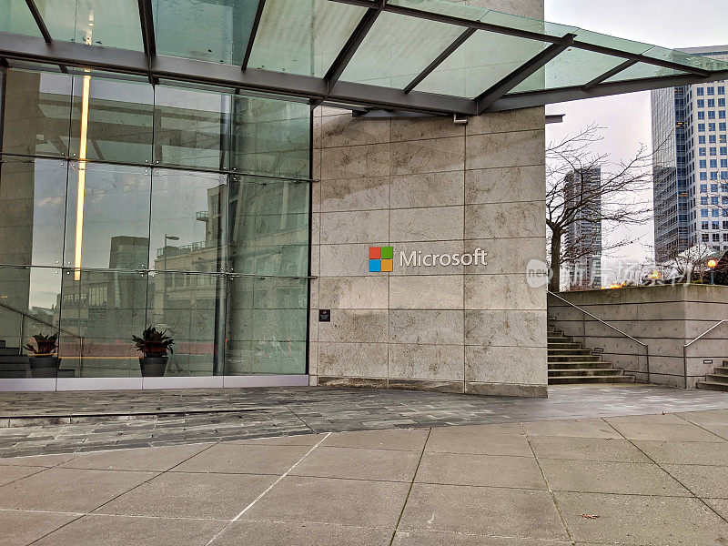 华盛顿州贝尔维尤市中心的微软园区大楼，周围没有人。