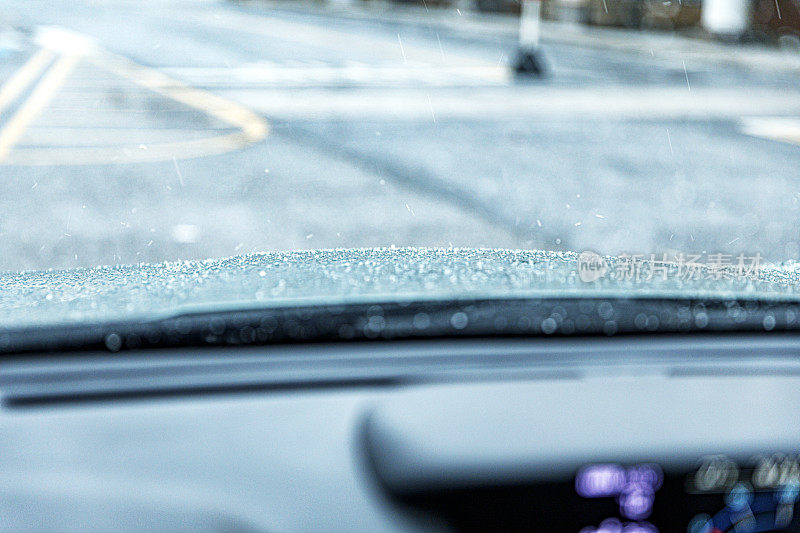 从停着的汽车挡风玻璃看冬天的冰和冰雹