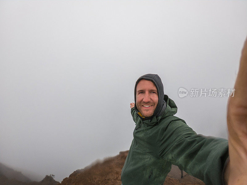 一名男子在夏威夷徒步旅行，在云层中自拍