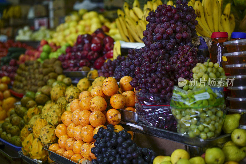 厄瓜多尔昆卡市场的当地小摊上出售的水果。