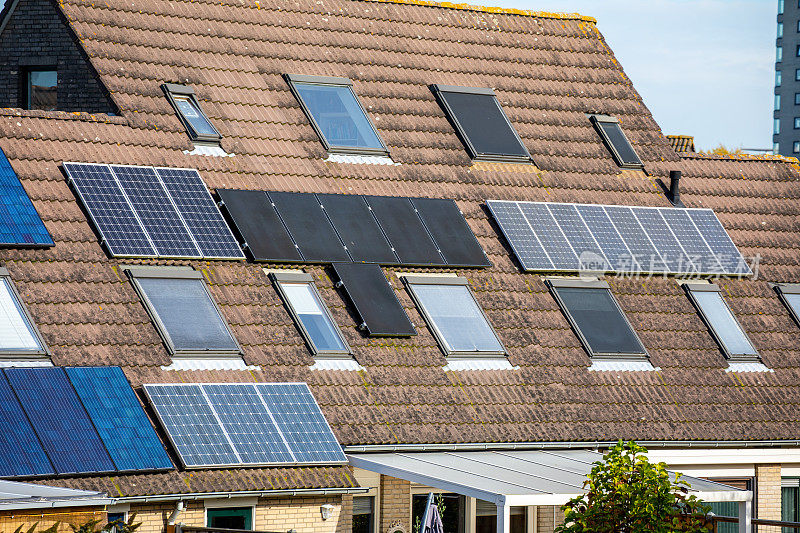 太阳能板安装在三间房子上