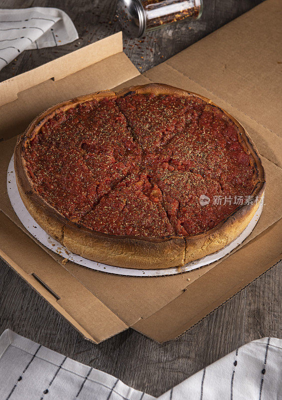 芝加哥风格深盘芝士披萨准备好了(点击查看更多)