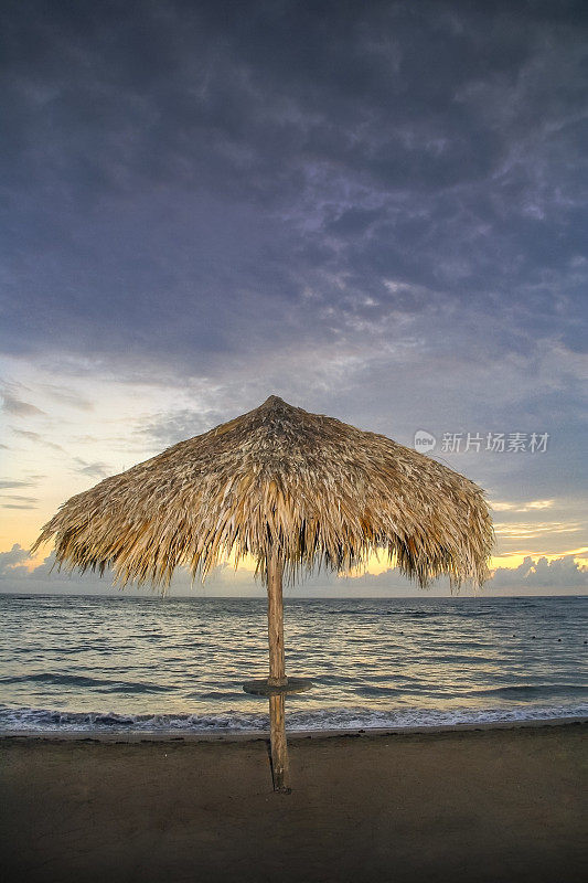 热带海滩夕阳的阴影