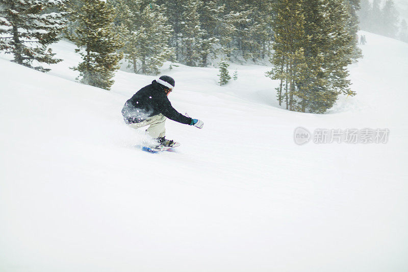 在科罗拉多州落基山脉的滑雪度假村小镇滑雪和单板滑雪活动