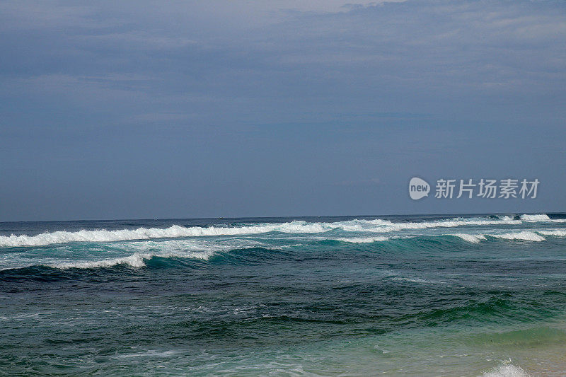 巨大的破浪与发光的绿色水和巨大的白色浪花和泡沫填充框架。图片摄于巴厘岛。大浪中冲浪的巨浪。一个完美的大破桶海浪。