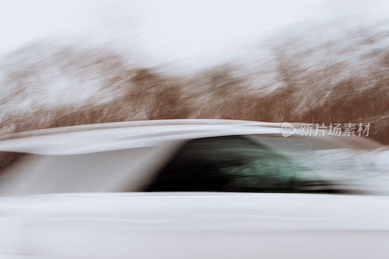 汽车在积雪的路上行驶