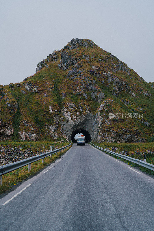 山区隧道里的露营车