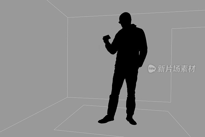 一个看手机的男人的剪影。